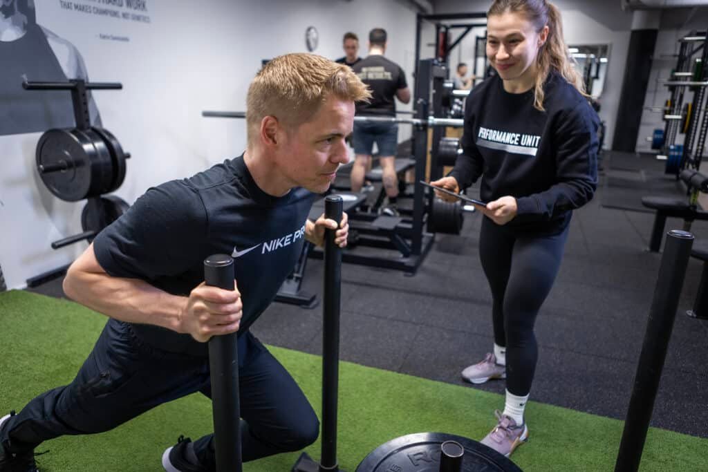 Personal trainer Helsinki - performance unit coach working with client